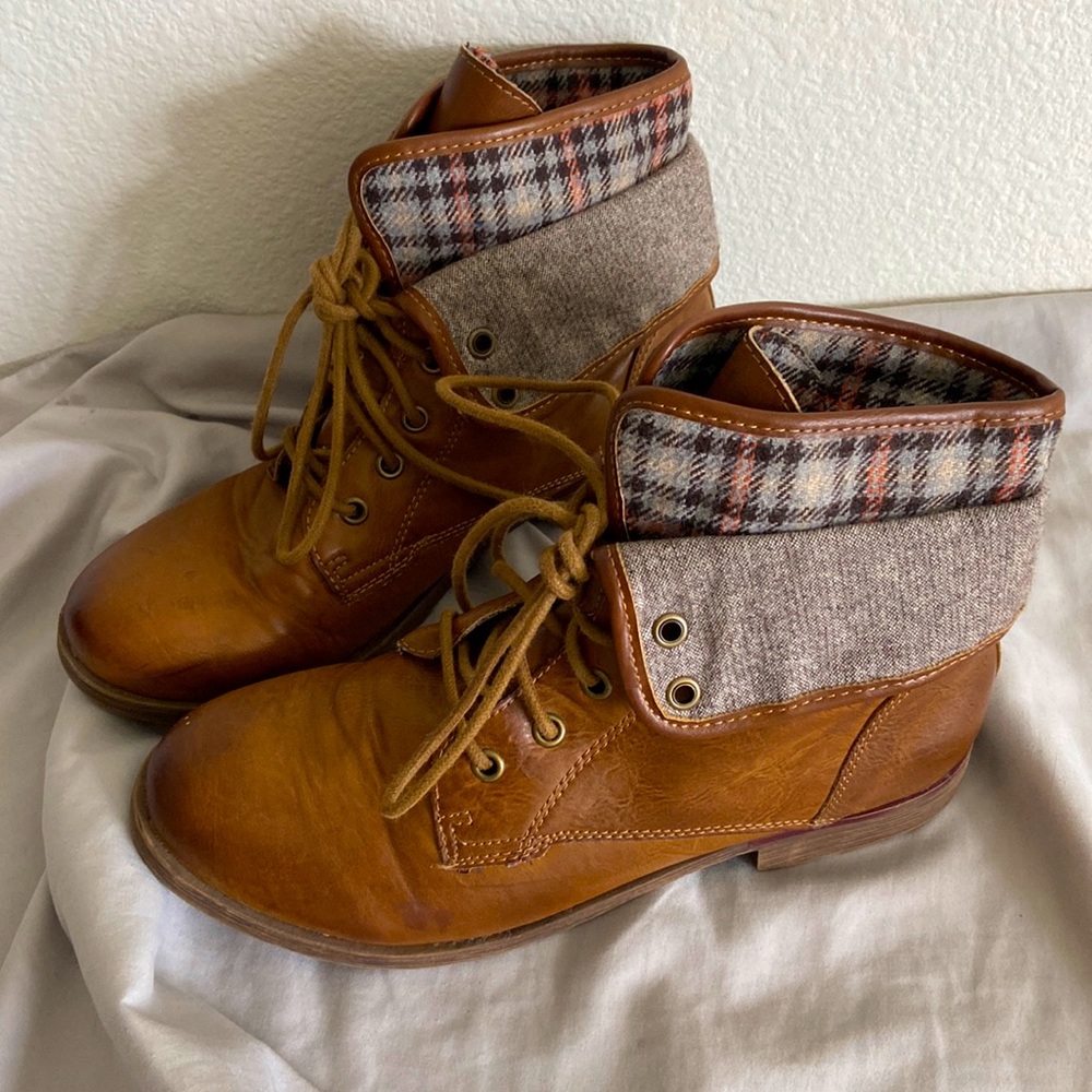 Size 6 1/2 sturdy lace up boot